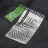 Etiketten mit Pflegehinweisen in einem Kleidungsstück.