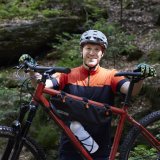 Mountainbiker mit Fahrrad im Wald