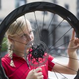 Das jüngste Kind der Entwickler aerodynamischer Laufräder bei Zipp heißt "454 NSW Carbon Clincher". Ihre Form orientiert sich am Buckelwahl, was kräftezehrende Luftverwirbelung minimieren soll. Natürlich gibt es die Rennradräder auch mit Scheibenbremsen.