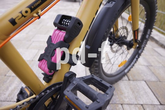 Pinkes Fahrradschloss an Kinder-Fahrrad
