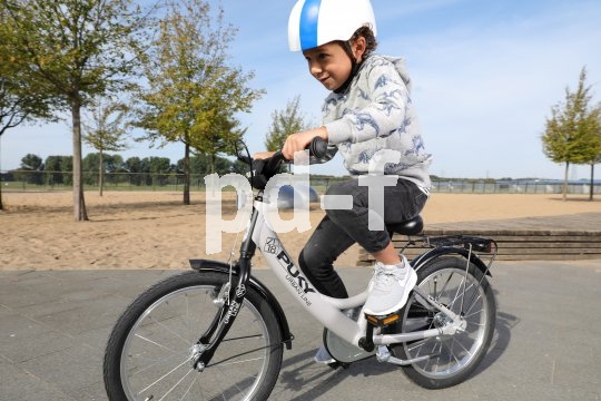 Ein Kind fährt Rad.
