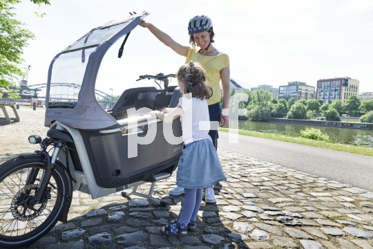 Kind und Frau mit Lastenrad