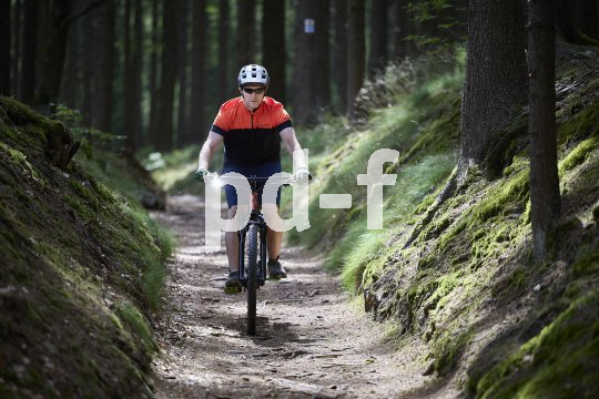 Mountainbiker fährt Trail.