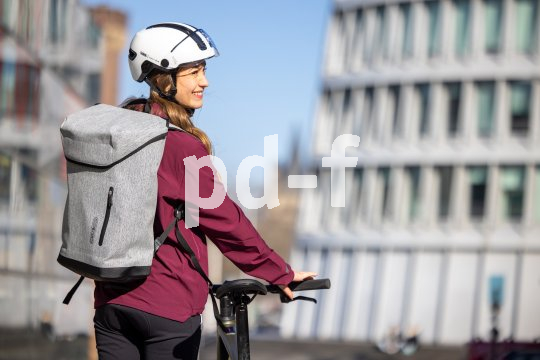 Radfahrerin mit Rucksack