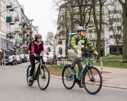Zwei Radfahrer in der Stadt