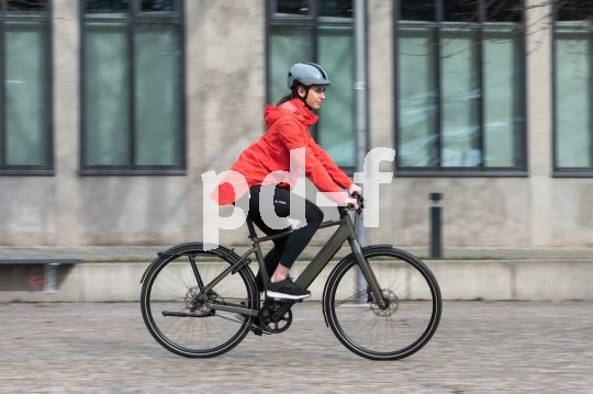 Frau auf E-Bike