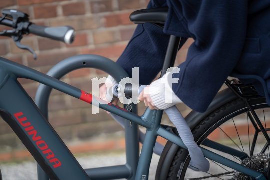 Anschließen eines Fahrrads an einen Anlehnbügel