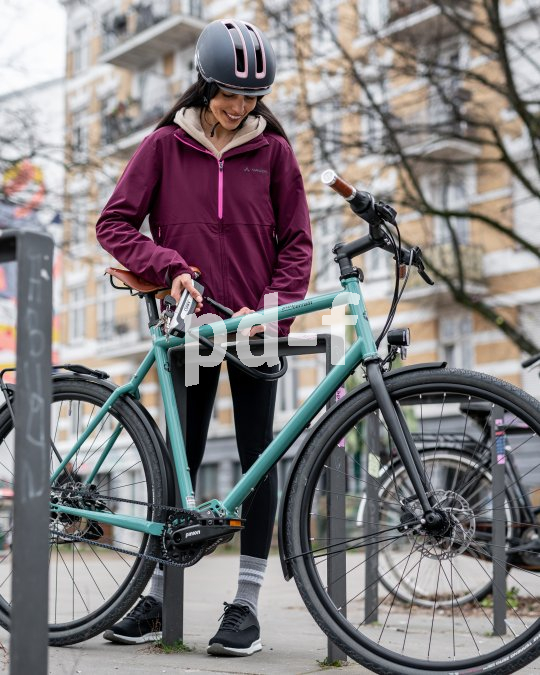 Frau schließt Fahrrad an