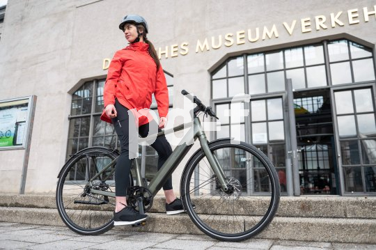 Frau mit E-Bike für Museum