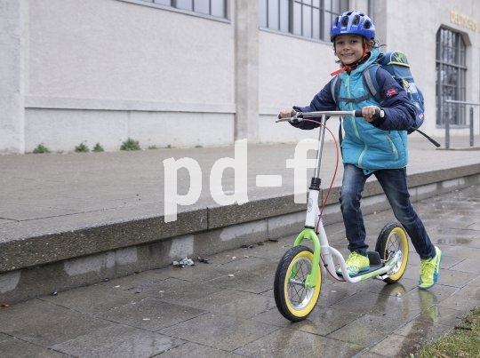 Ein mit Luftreifen ausgestatteter Roller ist ein praktischer und sicherer Begleiter für den täglichen Weg zur Schule.
