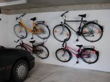 Mit Wandhalterungen lassen sich auf kleiner Fläche viele Fahrräder unterbringen. 