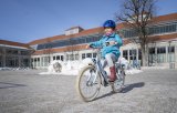 Das erste eigene "richtige" Fahrrad, straßenverkehrstauglich mit Licht und Schutzblech ausgerüstet, ist immer noch ein Grund für strahlende Kindergesichter.