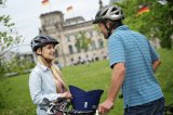 Passend zu lockerer Freizeitkleidung gibt es bequem zu tragende, sichere Fahrradhelme. 