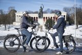 Treffen sich zwei E-Bikes auf dem Radweg... - Alltag, auch unter den Augen der Bavaria und im Winter.