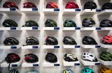 Viele Farben und Formen, immer Sicherheit: Der Fahrradhelm gehört zu den must-haves des Radfahrens (Foto: Hersteller-Präsentation auf der Leitmesse Eurobike).