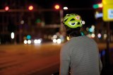 Reflektierende Folien und eine auffällige Farbe machen diesen Helm und damit seinen Träger im nächtlichen Stadtverkehr deutlich besser sichtbar. 