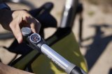 Detailansicht einer Fahrradluftpumpe mit Manometer.