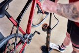 Die Standpumpe mit Manometer sollte in keinem Fahrradhaushalt fehlen. Richtiger Druck sorgt für Leichtlauf und Pannensicherheit.