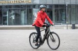 Frau fährt auf E-Bike in Stadt