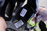Unbenutzbar gewordene Fahrradhelme gehören in den Hausmüll oder auf den Recyclinghof. Batterien oder Akkus für eventuell integrierte Rückleuchten sind natürlich Sondermüll.