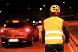 Mit Reflexweste und Helm in Signalfarbe samt integriertem Rücklicht ist dieser Radfahrer rundum bestens sichtbar. Besonders im Berufsverkehr sollte dieses Beispiel Schule machen. 