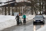 Gerade bei winterlichen Straßenverhältnissen und nicht befahrbaren Fahrbahnrändern ist der korrekte Überholabstand wichtig: Laut STVO mindestens 1,50 Meter.