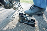 Eine Fußpumpe mit Manometer ist praktisch für die häusliche Fahrradpflege. Für unterwegs sind die meisten zu groß.