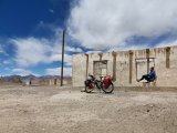 Auf Fahrradreisen entdeckt man vergessene Orte, wie hier ein verlassenes Haus auf der Hochebene im Pamir auf rund 4000 Meter über dem Meer.