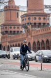 Frau fährt mit E-Bike durch Berlin