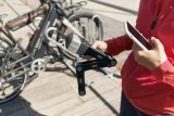 Neuer Trend bei Fahrradschlössern: Sogenannte "smarte" Modelle lassen sich per App öffnen und schließen. Über einen Alarmsignalgeber verfügen sie häufig auch. Hier ein neues Modell von Hersteller Abus.