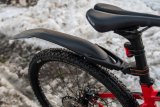 Mountainbikes sind dank ihrer griffigen Bereifung gute Winterräder. Abnehmbare Radschützer halten trocken, modernes Akkulicht sorgt für Sichtbarkeit.