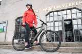 Frau mit E-Bike für Museum