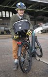 Der Fahrradkorb lebt! Taschenspezialist Ortlieb bietet ihn mit Regenschutz und pfiffigem Klicksystem für den Gepäckträger an.
