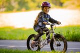 Auch für die Kleinen gibt es "erwachsene" Technik am Kinderrad. Dieser 16-Zoller hat statt der Kette einen Antriebsriemen und alle Vorteile, die sich damit verbinden (Wartungsarmut, keine Schmiere an den Klamotten...).