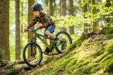 Volle Konzentration: So ein Kinder-Mountainbike macht jede Menge Offroad-Spaß möglich. Das fordert Körper und Geist heraus.