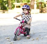Laufräder fordern schon eine ganze Menge Koordination vom Kind. Für die Kleinsten sind es reine Spielzeuge, keine Streckenfahrzeuge.