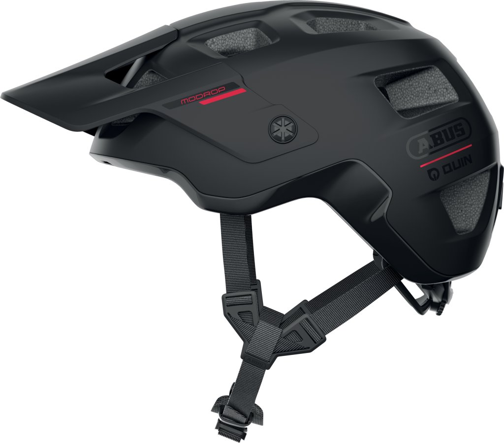 Freisteller schwarzer Mountainbikehelm Seitenansicht