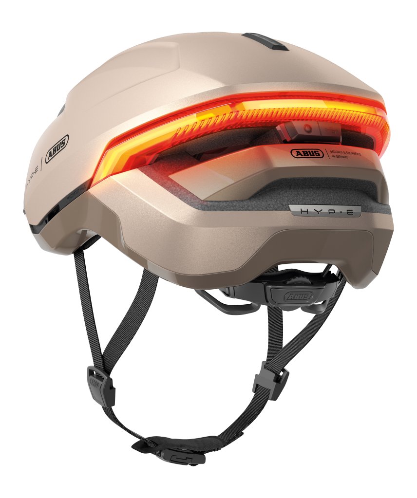 Das Foto zeigt den Helm „Hyp-e Bl.ace“ von Abus von schräg hinten mit leuchtendem Rücklicht und vor weißem Hintergrund.