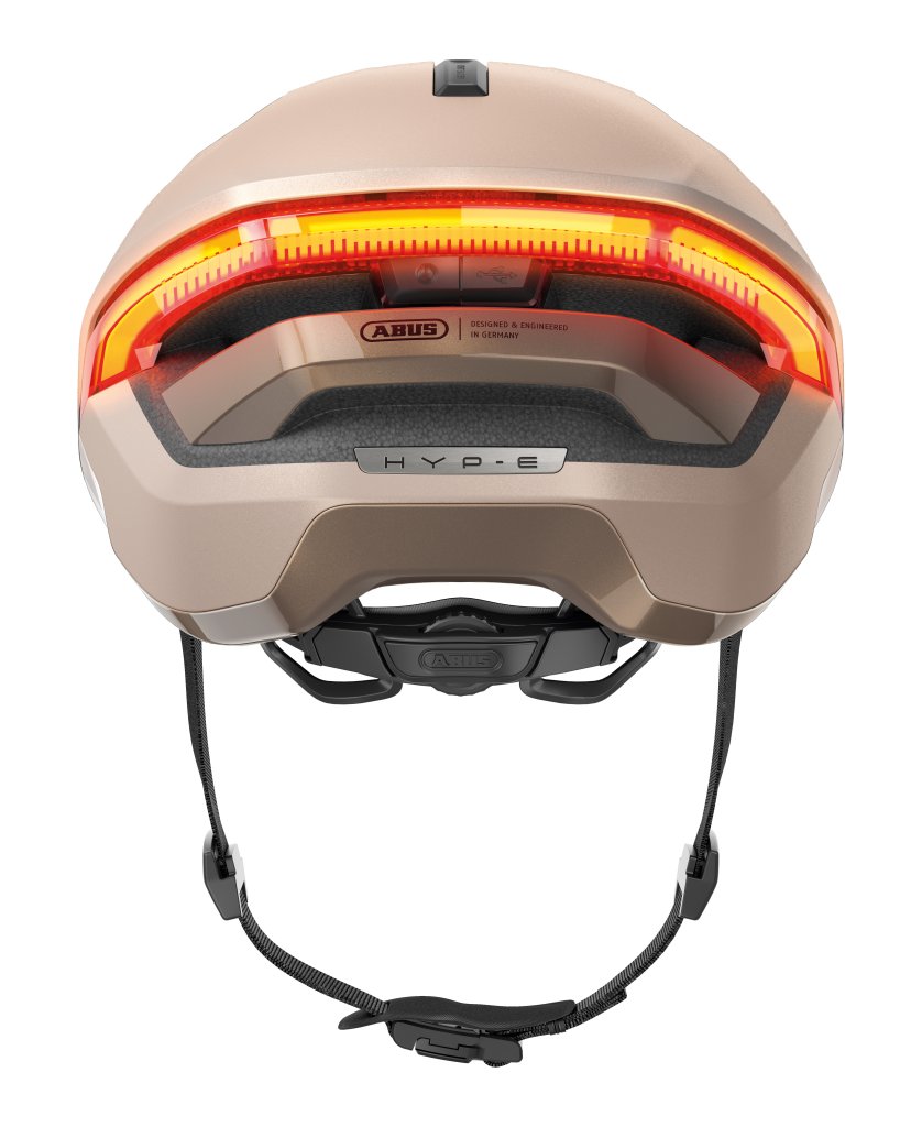 Das Foto zeigt den Helm „Hyp-e Bl.ace“ von Abus von hinten mit leuchtendem Rücklicht und vor weißem Hintergrund.