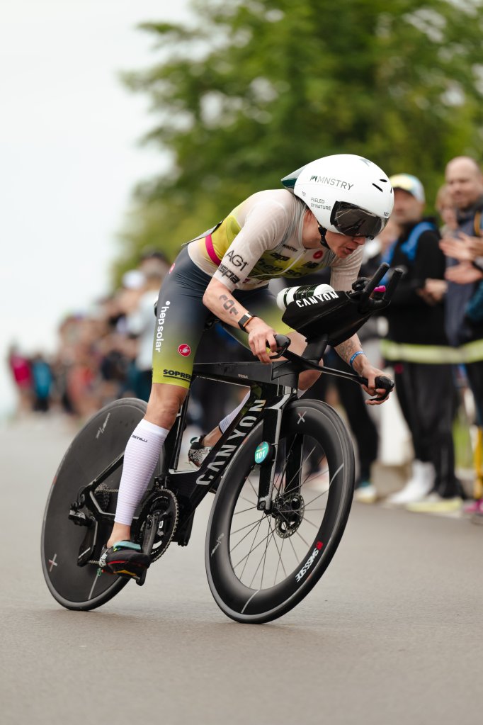 Triathlet fährt auf Zeitfahrrad.