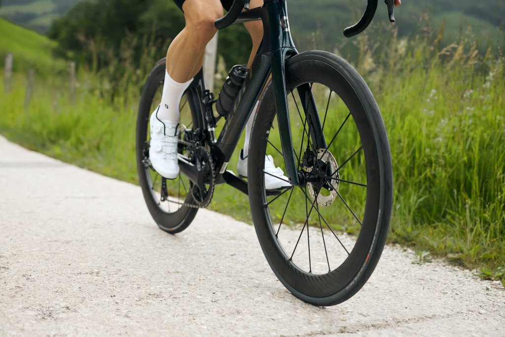 Reifen an einem Rennrad während der Fahrt