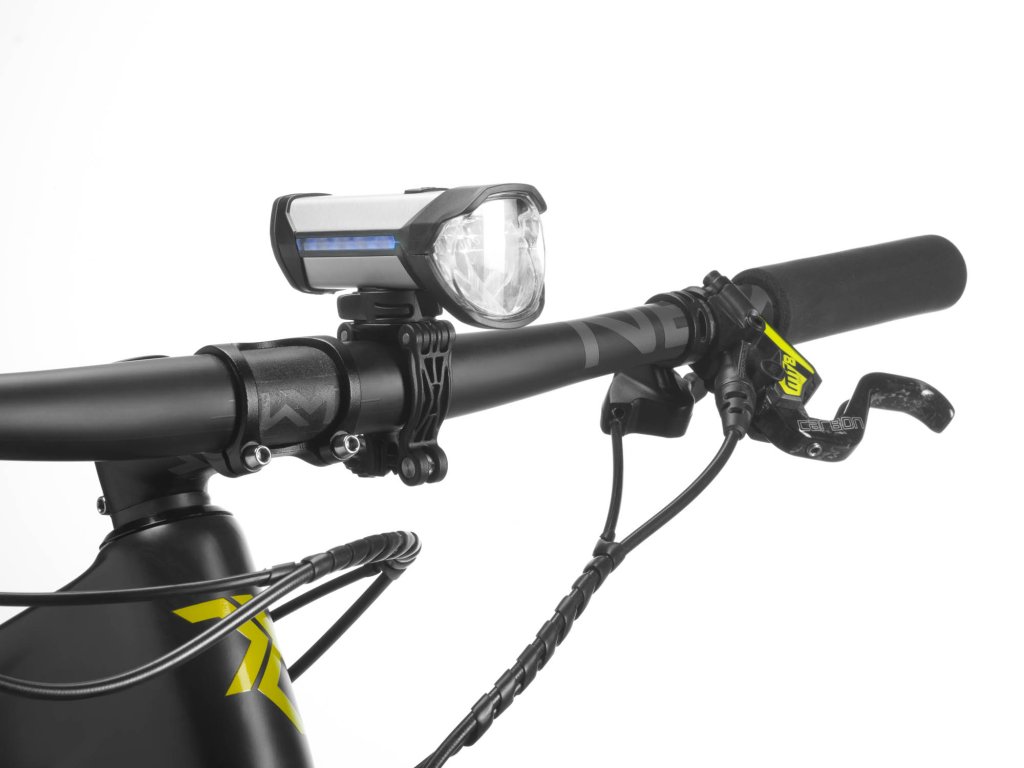 Eine Fahrradlampe am Lenker eines Fahrrads.