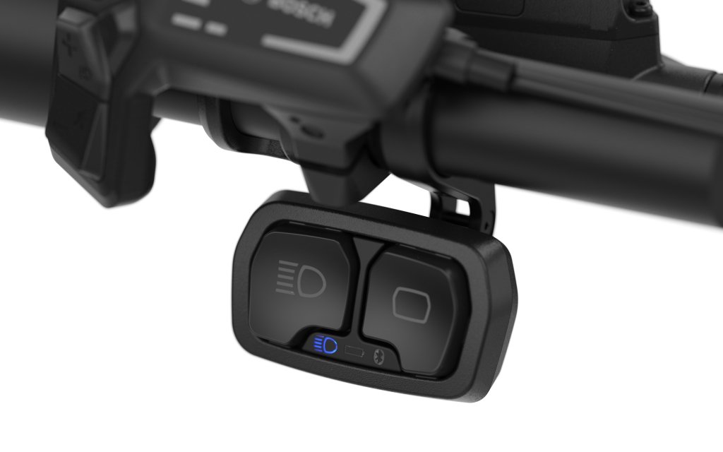 Das Foto zeigt den Bluetooth-Schalter des Kurvenlicht-Scheinwerfers „Briq XL“ von Busch und Müller.