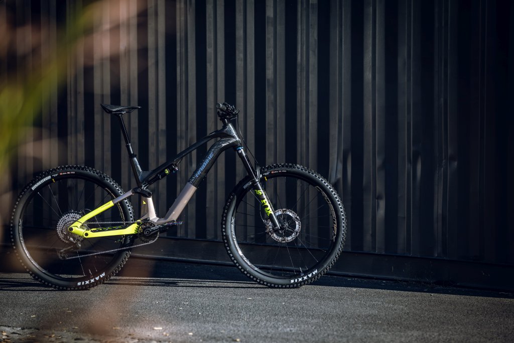 E-Mountainbike an Wand