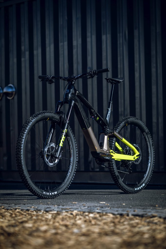 E-Mountainbike vor Wand