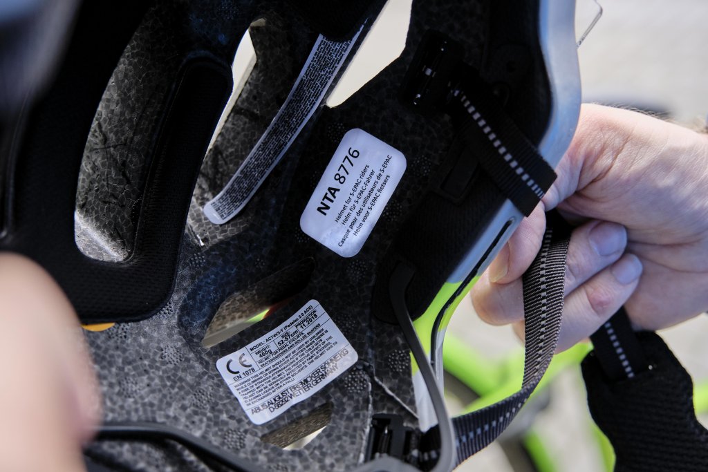 Etiketten mit verschiedenen Deklarationen und Hinweisen auf der Innenseite eines Fahrradhelmes.