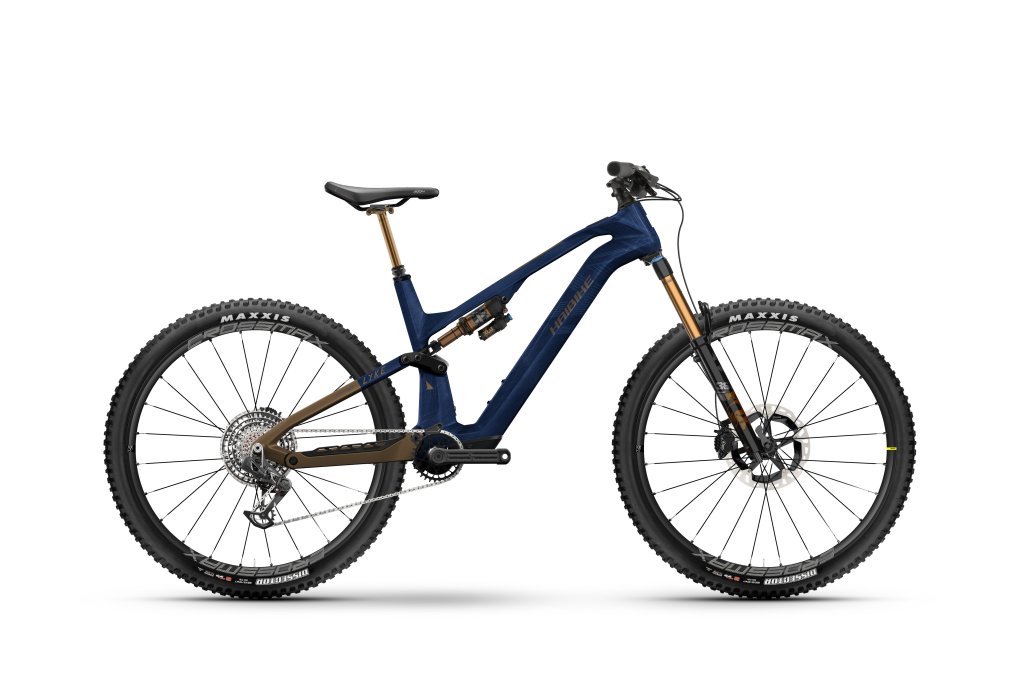 Ein Light-E-MTB vor weißem Hintergrund.