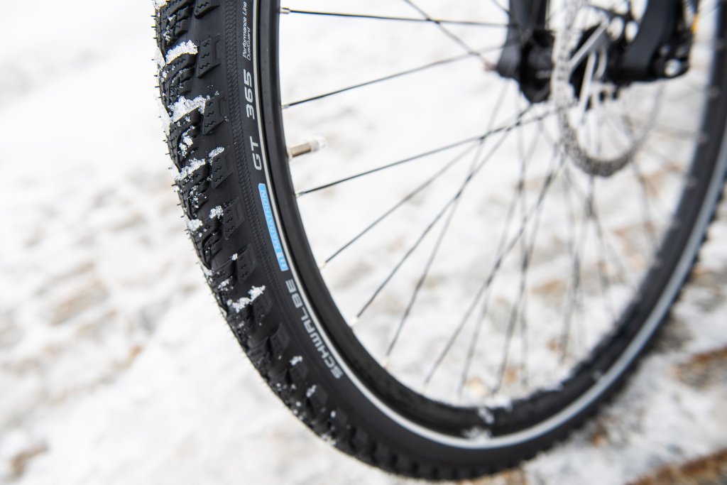 Schnee im Profil eines Fahrradreifens für den Einsatz im Winter.