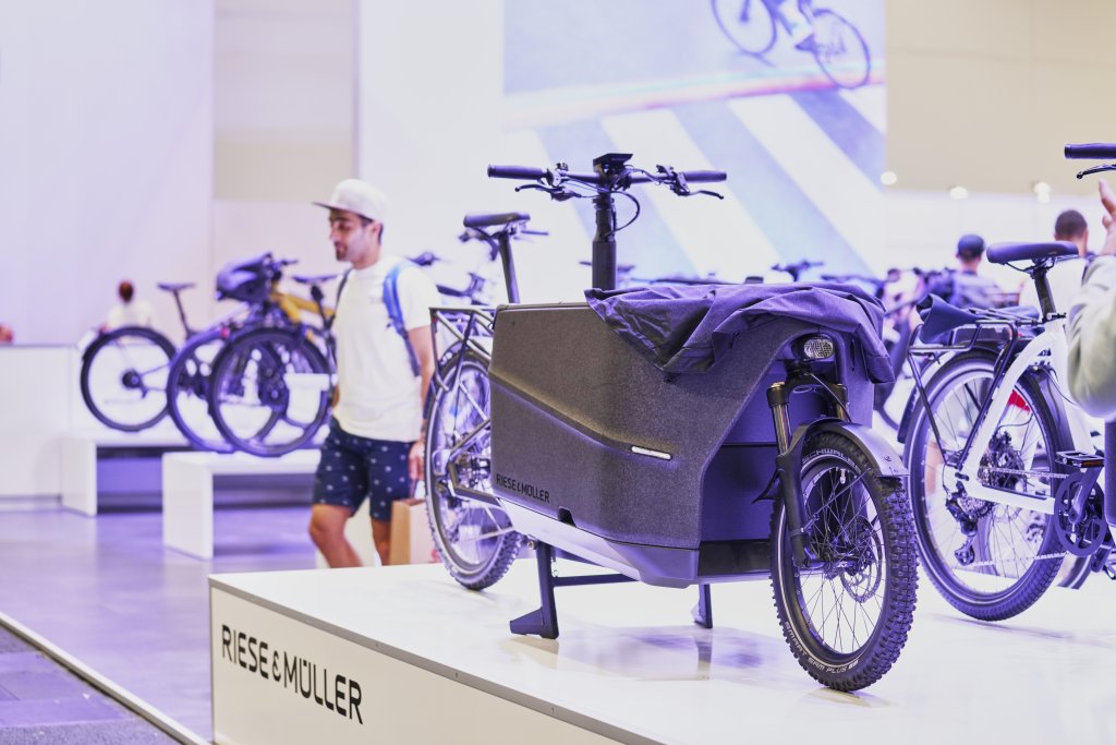 Ein Lastenrad auf einem Messestand der Firma Riese & Müller.