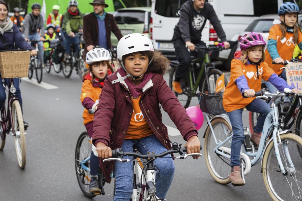 Kinder bei einer Fahrraddemonstration.